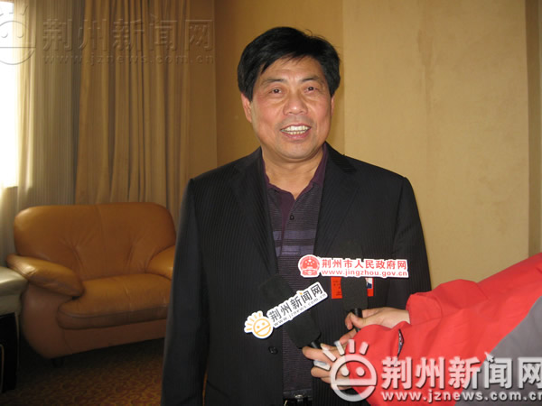 荆州市人民政府网记者采访政协委员(图)