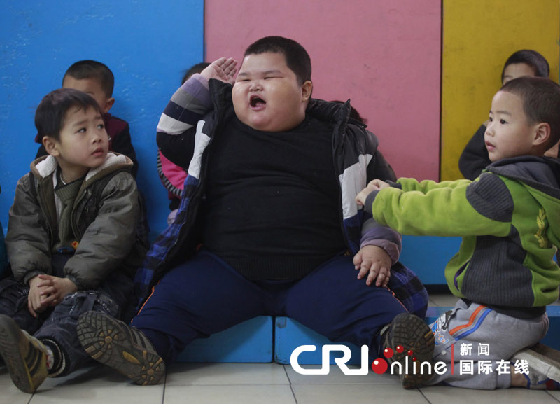 广东4岁小胖体重超过120斤 每年递增30多斤(高