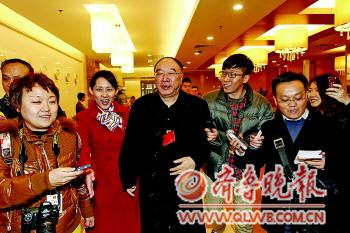 重庆代表团进京被媒体围堵 市长仅回答一个问