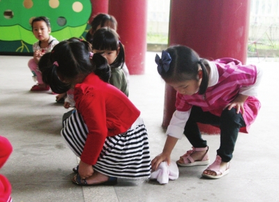 荆州记者与小朋友一起丢手绢 重温经典老游戏