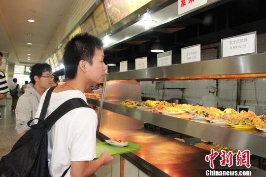 记者探访高校食堂 一元菜区受学生欢迎(图)-交
