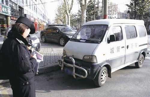 襄阳城管执法车带头违停 城管局回应立即着手