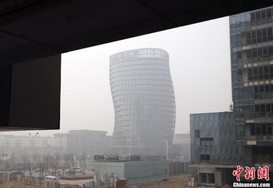 中国中东部大雾加剧 多地PM2.5指数濒临爆表