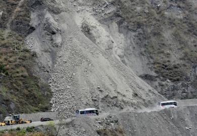 国道213茂县境内山体塌方 受伤司机:石头像下