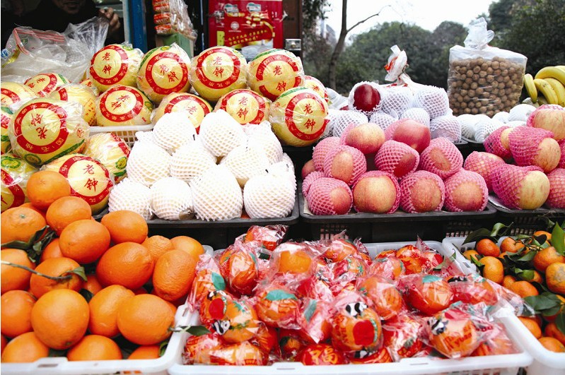市场货源足品种多 荆州市场应季水果价格亲民