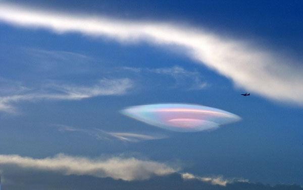 当然,这并非真实版的ufo,但相信世界上存在不明飞行物体吗?