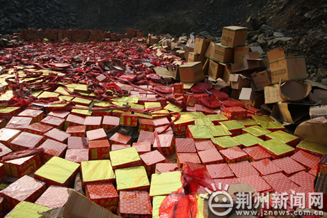 荆州集中销毁2236件烟花爆竹 价值30余万元