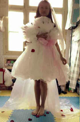 用台布设计的婚纱_...一女生用一次性桌布制作 环保婚纱
