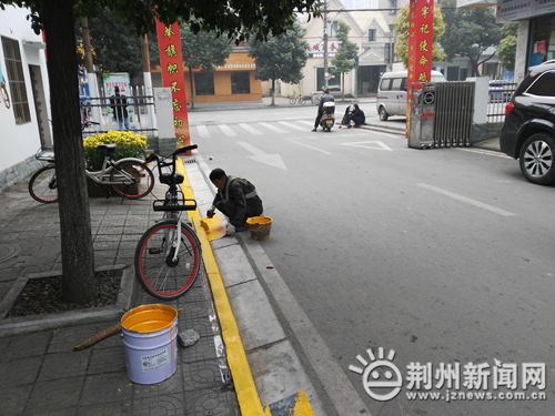 王板桥社区划定停车线 规范车辆停放管理-荆州