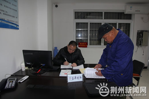 荆州市法律援助中心驻人民法院工作站举行揭牌