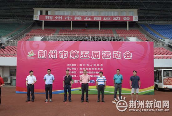 荆州五运会青少年男子足球赛开踢 少年球星驰