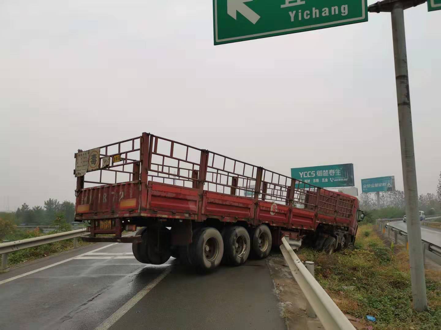 突发！省道233线梅州这路面塌陷，一辆大货车掉了下去..._蕉岭_车身_严重