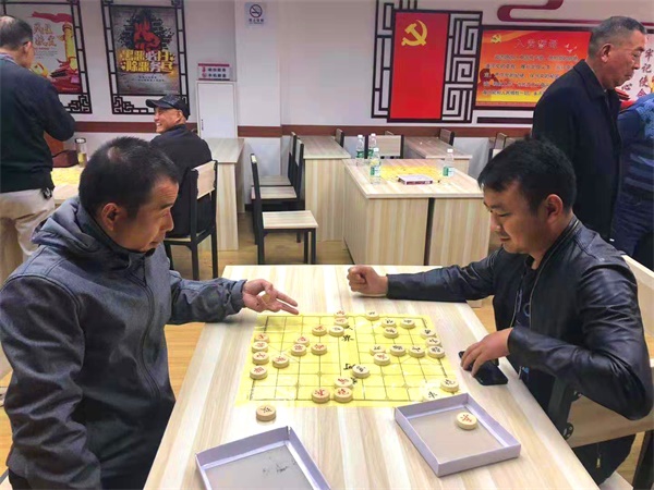 荆州区郢南村举办第一新开传奇届象棋大赛 村民们乐在“棋”中！