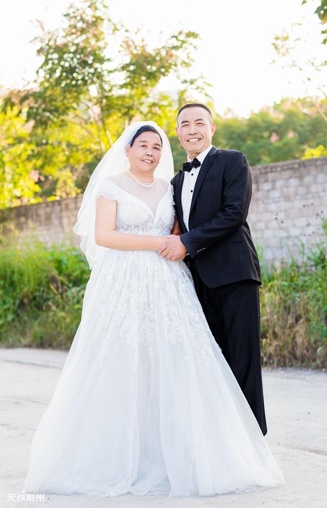 荆州4对金婚夫妇拍摄婚纱照你们笑起来真好看！英皇体育官网(图1)