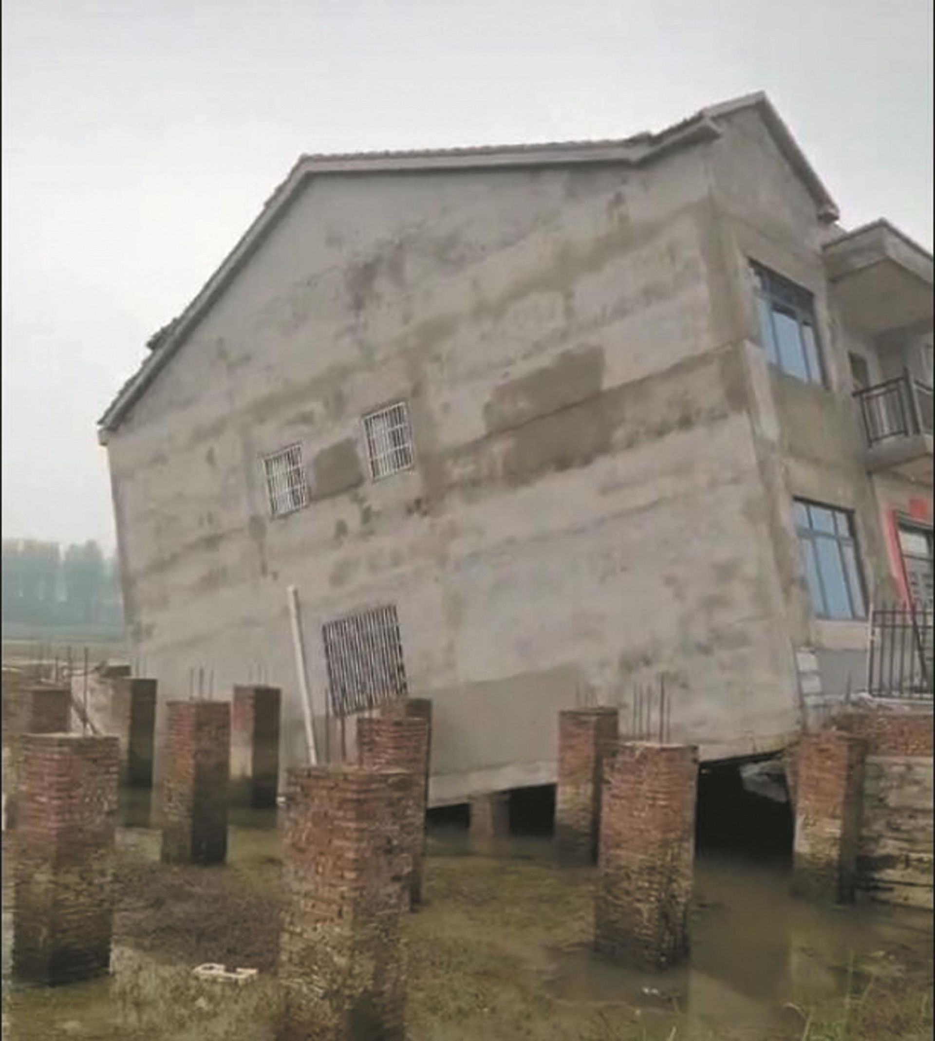 郑州大雨过后，泡水工地旁的小区，房屋墙体开裂下沉了！_基坑
